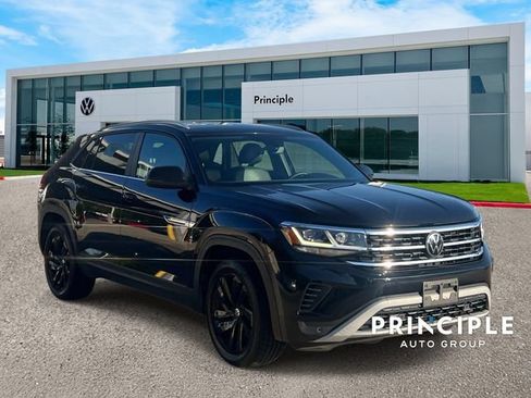 Used 2023 Volkswagen Atlas Cross Sport SE w/ Panoramic Sunroof Package FWD image 3