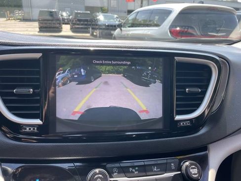 Used 2024 Chrysler Pacifica Touring-L FWD image 24