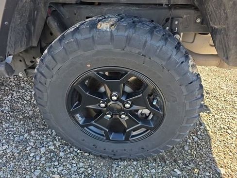Used 2023 Jeep Gladiator Willys image 10