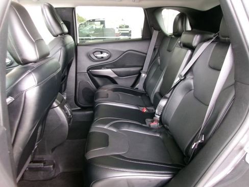 Used 2022 Jeep Cherokee Limited image 18