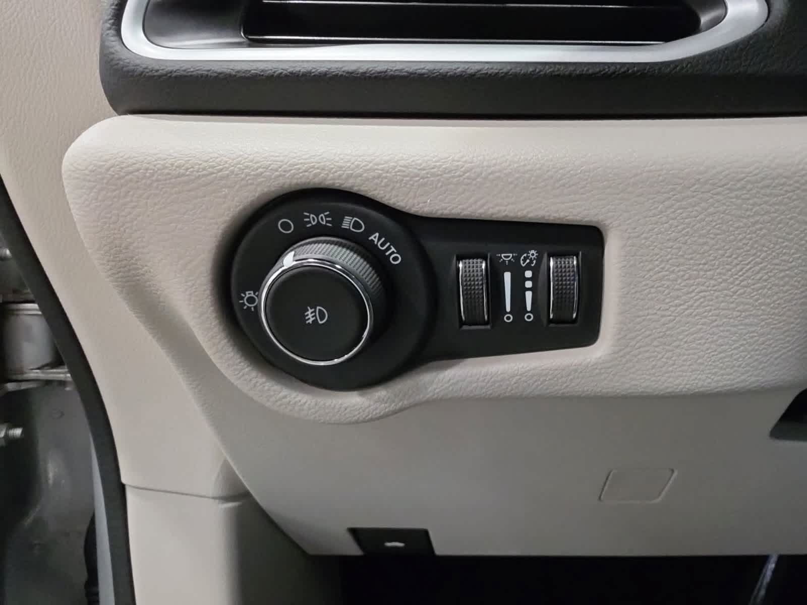 Used 2024 Chrysler Pacifica Touring-L FWD image 21