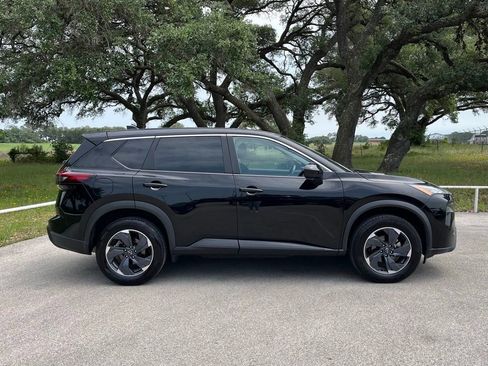 Used 2025 Nissan Rogue SV FWD image 4