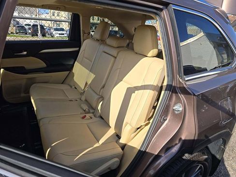 Used 2019 Toyota Highlander XLE AWD/4WD image 6