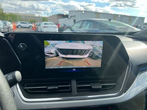 Used 2025 Chevrolet Trax LT FWD image 24