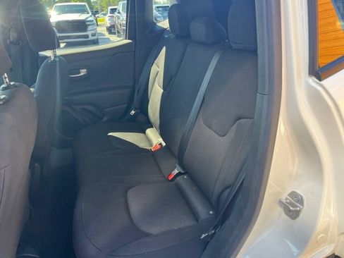 Used 2023 Jeep Renegade Latitude AWD/4WD image 19