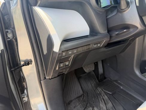 Used 2026 Toyota Sienna XLE FWD image 21