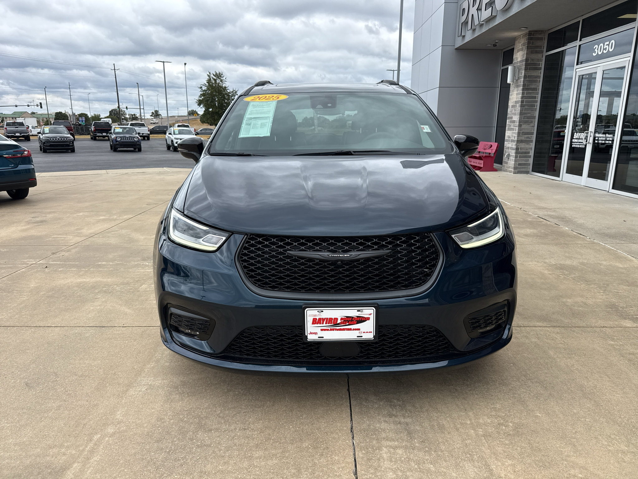 Used 2025 Chrysler Pacifica Limited FWD image 2