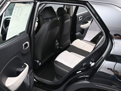 Certified 2025 Hyundai Venue SEL image 12