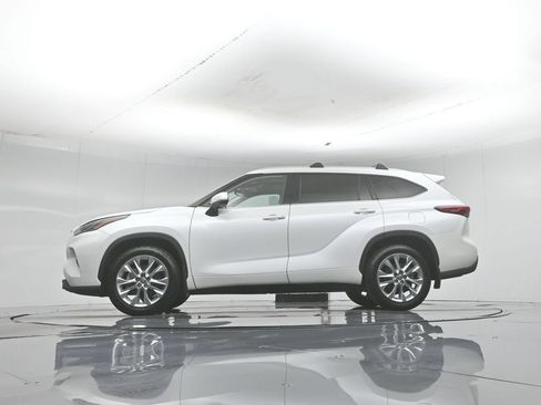 Used 2022 Toyota Highlander Limited FWD image 58