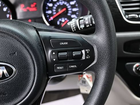 Used 2018 Kia Sedona L FWD image 19