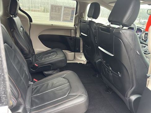 Used 2020 Chrysler Pacifica Touring-L Plus w/ Advanced Safetytec Group image 18
