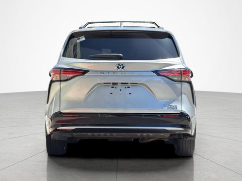 Used 2023 Toyota Sienna Platinum FWD image 4