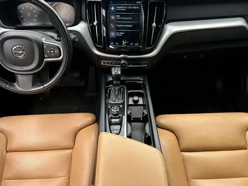 Used 2019 Volvo XC60 T6 Momentum w/ Multimedia Package AWD/4WD image 4