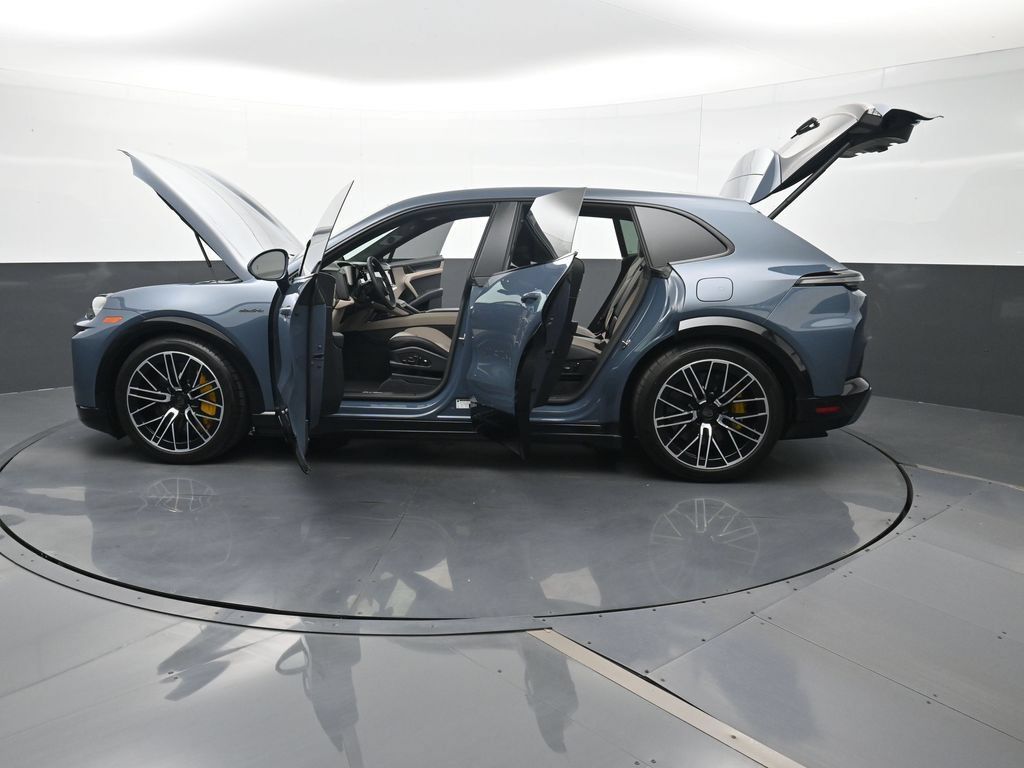 Certified 2026 Porsche Cayenne Turbo AWD/4WD image 31