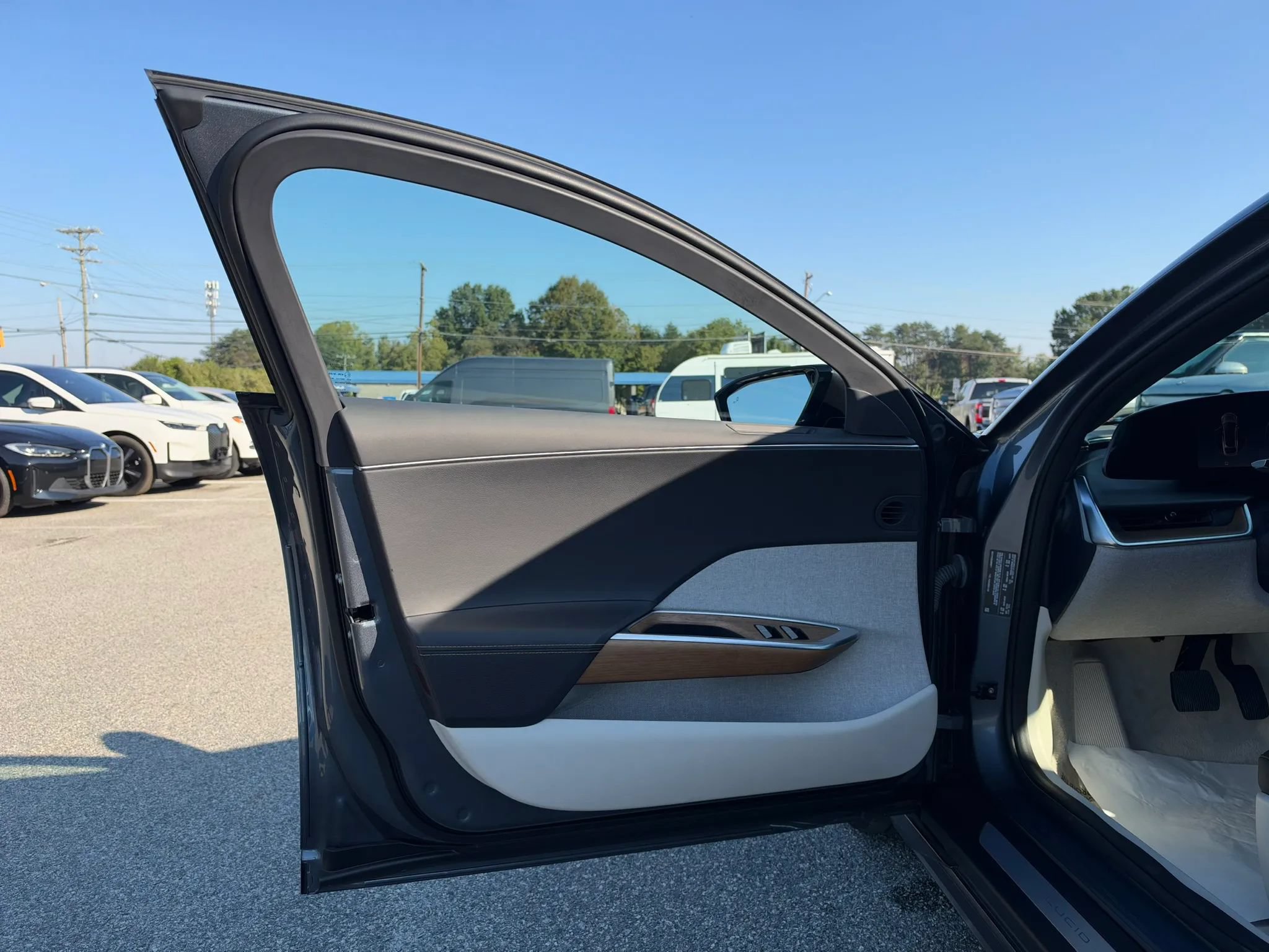 Used 2025 Lucid Air Pure RWD image 9