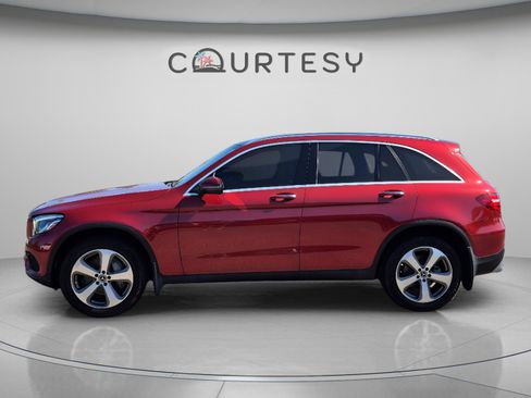 Used 2018 Mercedes-Benz GLC 300 4MATIC image 2