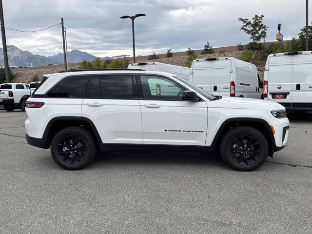 Used 2026 Jeep Grand Cherokee Altitude AWD/4WD image 8