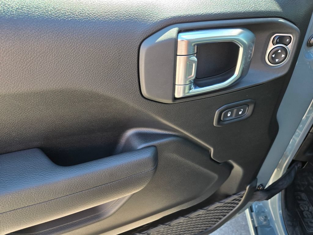 Used 2025 Jeep Gladiator Sport AWD/4WD image 12