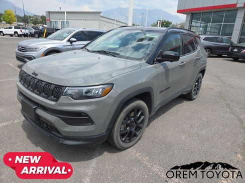 Used 2023 Jeep Compass Latitude w/ Convenience Group AWD/4WD image 7