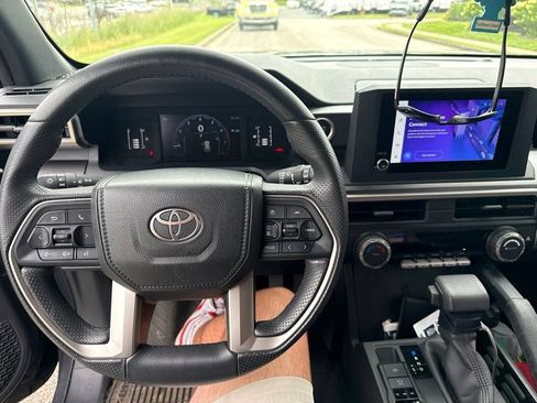 Used 2025 Toyota 4Runner SR5 AWD/4WD image 7