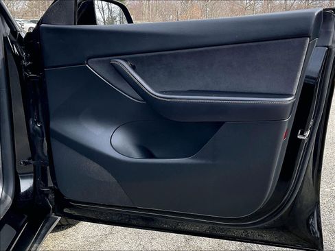 Used 2022 Tesla Model Y Long Range image 12