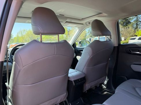 Used 2023 Toyota Highlander XLE AWD/4WD image 17