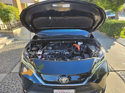 Used 2023 Toyota Venza Nightshade image 32