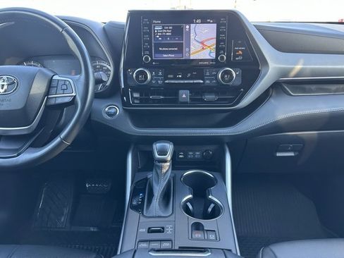 Used 2022 Toyota Highlander XLE image 12