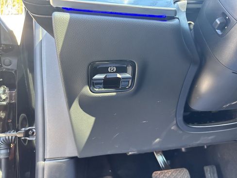 Used 2025 Mercedes-Benz E 350 4MATIC Sedan image 21