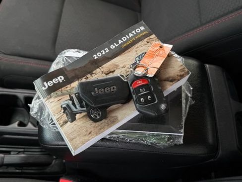 Used 2022 Jeep Gladiator Rubicon w/ LED Lighting Group AWD/4WD image 5