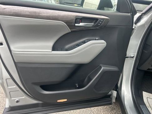 Used 2023 Toyota Highlander Limited image 11