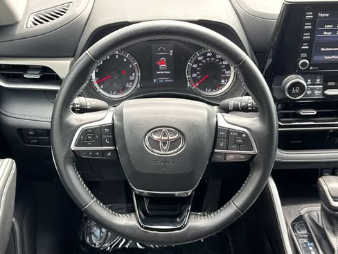 Used 2021 Toyota Highlander LE FWD image 24