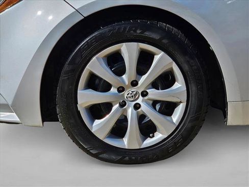 Used 2021 Toyota Corolla LE image 23