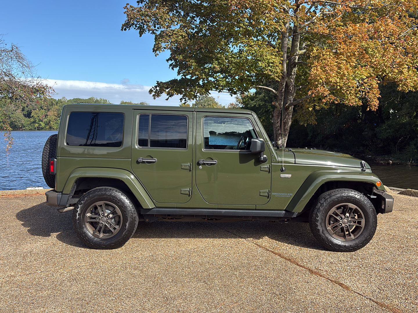 Used 2016 Jeep Wrangler Unlimited Sahara AWD/4WD image 3