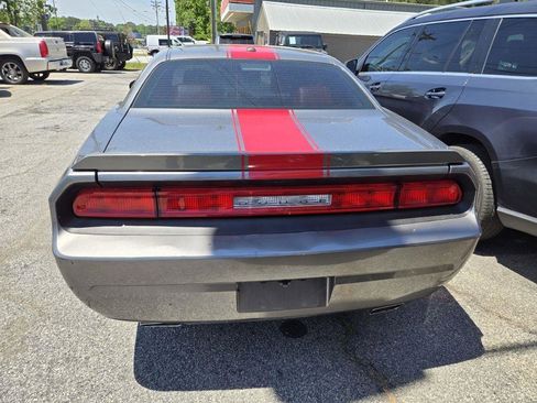 Used 2012 Dodge Challenger SXT RWD image 7