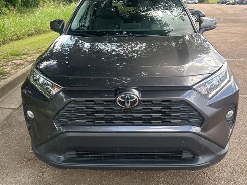 Used 2020 Toyota RAV4 XLE w/ Convenience Package FWD image 2
