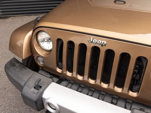 Used 2015 Jeep Wrangler Unlimited Sahara w/ Connectivity Group AWD/4WD image 8