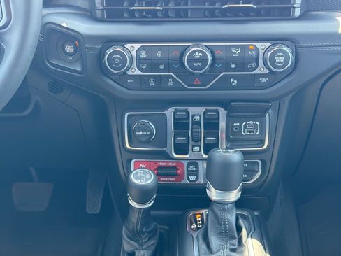 Used 2025 Jeep Wrangler Unlimited Rubicon AWD/4WD image 20