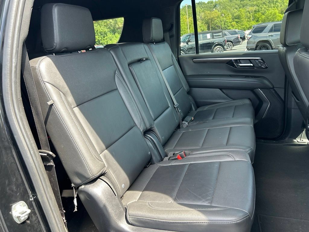 Used 2025 Chevrolet Suburban LT AWD/4WD image 35