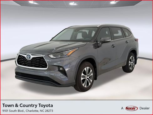 Used 2024 Toyota Highlander XLE FWD image 1