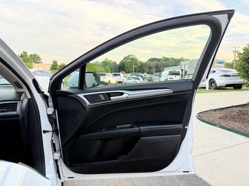 Used 2019 Ford Fusion SE FWD image 19
