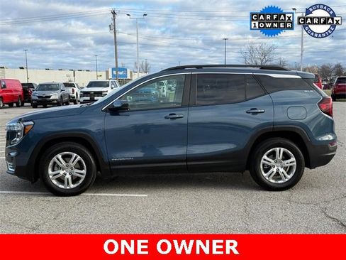 Used 2024 GMC Terrain SLE w/ Driver Convenience Package image 2