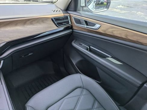 Used 2024 Volkswagen Atlas SE FWD image 19