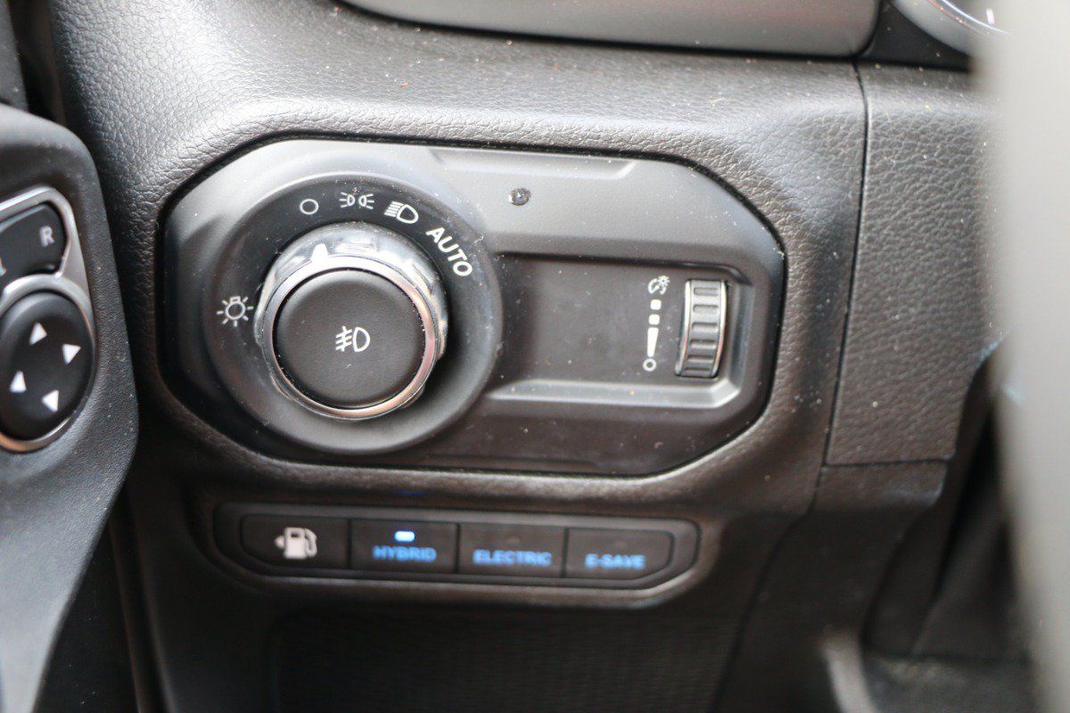 Used 2023 Jeep Wrangler Unlimited w/ Sun & Screen Package AWD/4WD image 17