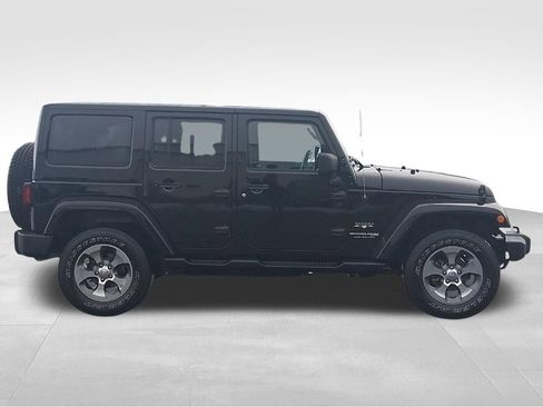 Used 2018 Jeep Wrangler Unlimited Sahara w/ Connectivity Group image 5