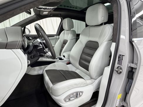 Certified 2021 Porsche Macan Turbo AWD/4WD image 32