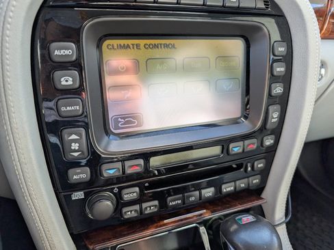 Used 2004 Jaguar XJ8 image 38