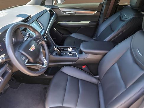 Used 2025 Cadillac XT6 Luxury FWD image 9