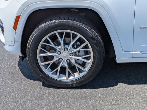 Certified 2025 Jeep Grand Cherokee Summit AWD/4WD image 9