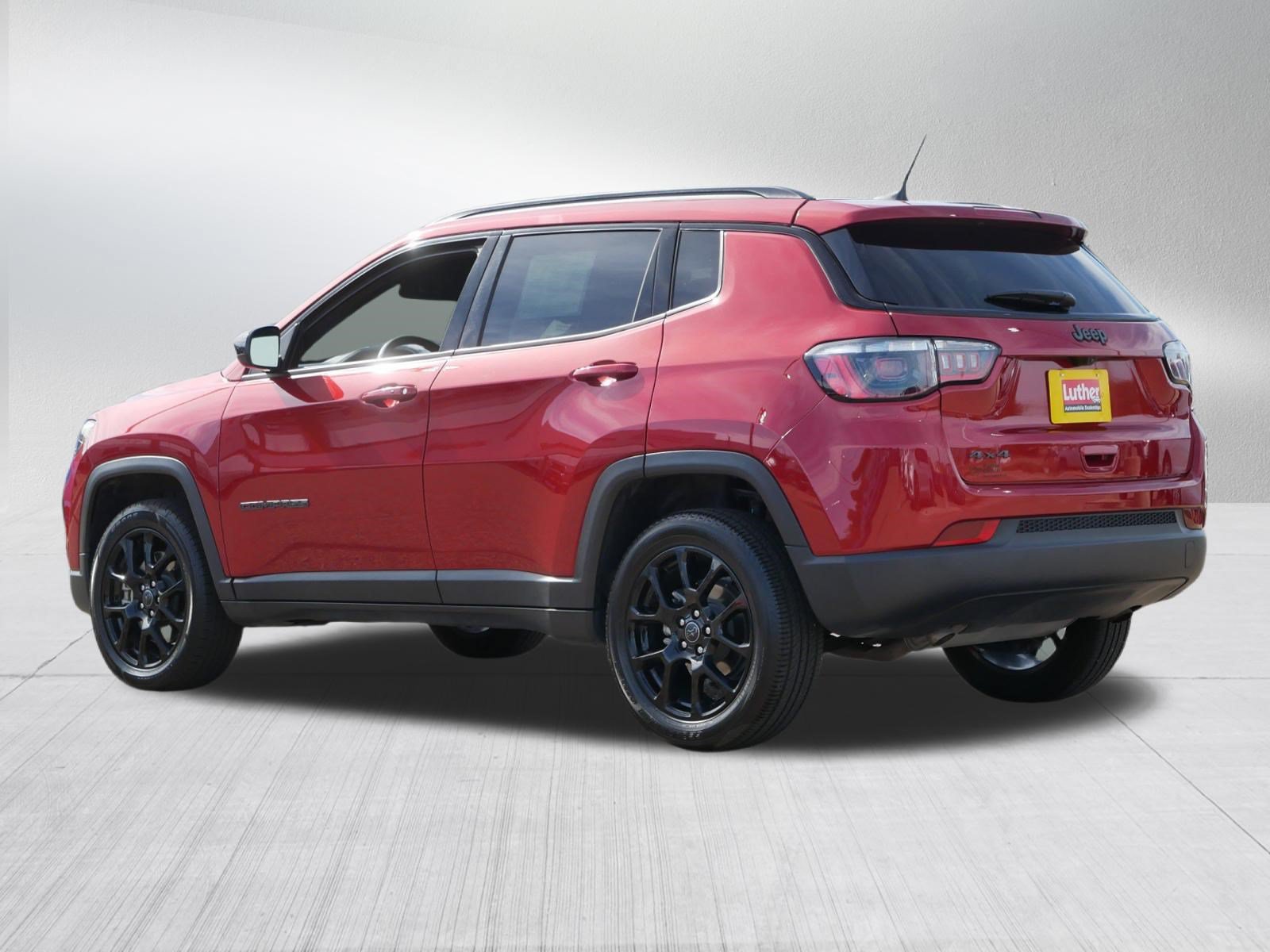Used 2025 Jeep Compass Latitude w/ Convenience Group AWD/4WD image 5